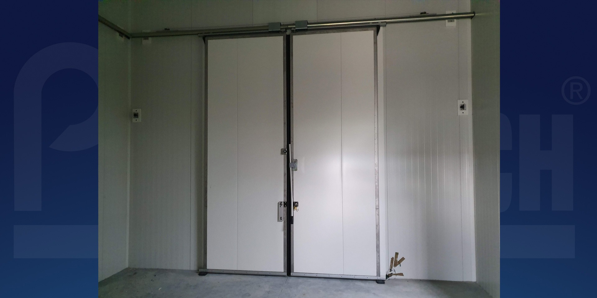 Białe chłodnicze drzwi przesuwne DPS dwuskrzydłowe Paneltech