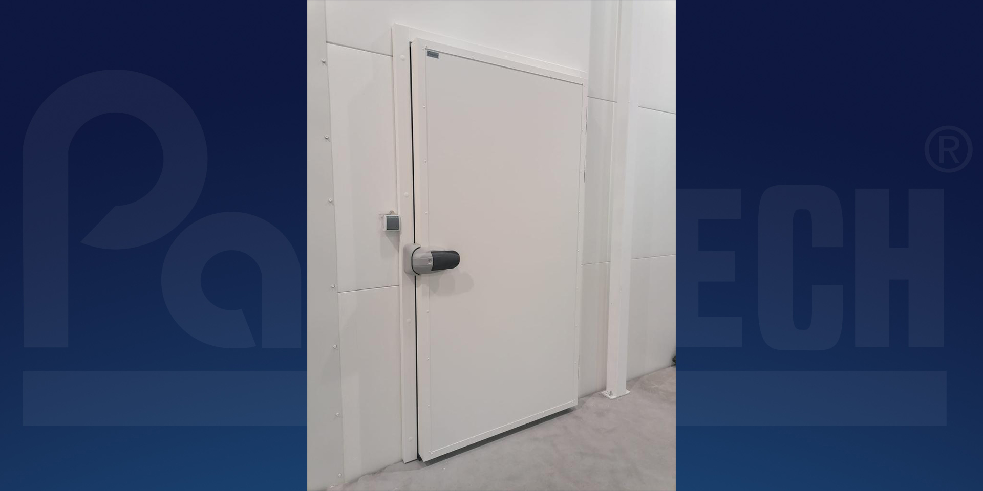 Białe drzwi rozwierane chłodnicze DRK Paneltech