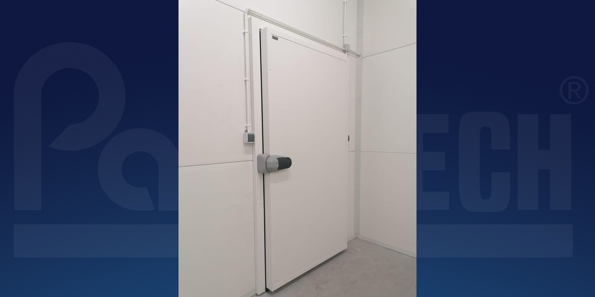 Białe chłodnicze drzwi rozwierane DRK Paneltech